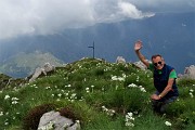 64 Fioriture di anemone narcissino alla croce di vetta della Corna Grande (2089 m)